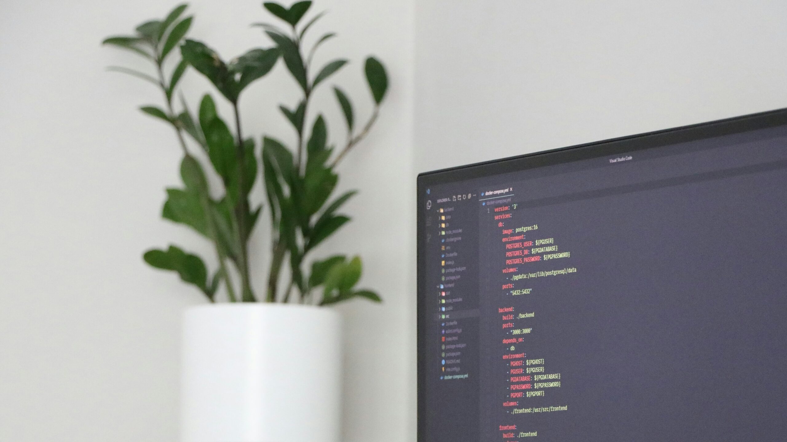 LXC vs. Docker: Memahami Perbedaan Antara Virtualisasi Sistem dan Kontainerisasi Aplikasi
